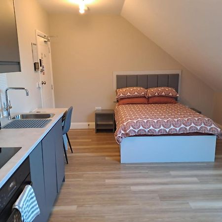 Sands House - Luxury Modern Studios With Secure Parking In Epsom, Surrey Eksteriør billede