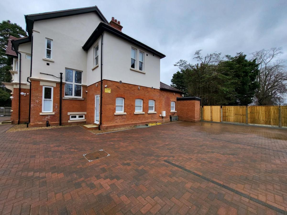 Sands House - Luxury Modern Studios With Secure Parking In Epsom, Surrey Eksteriør billede